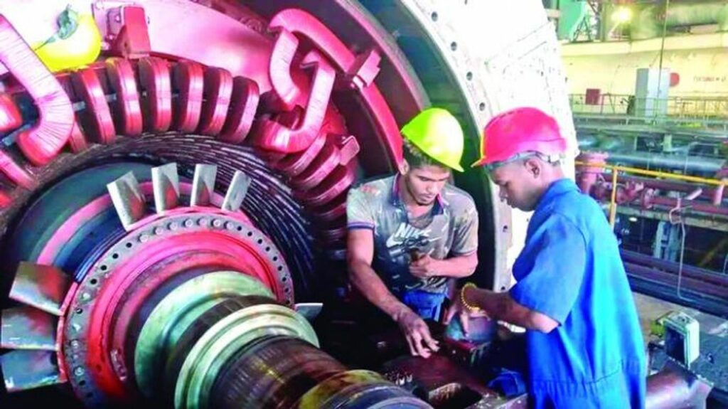 Cuban electrical workers repair power-generating equipment to restore electricity after a blackout. The U.S. blockade has left Cuba’s power system short of fuel and replacement parts, but workers continue the struggle to keep the electricity flowing. Photo: Prensa Latina.